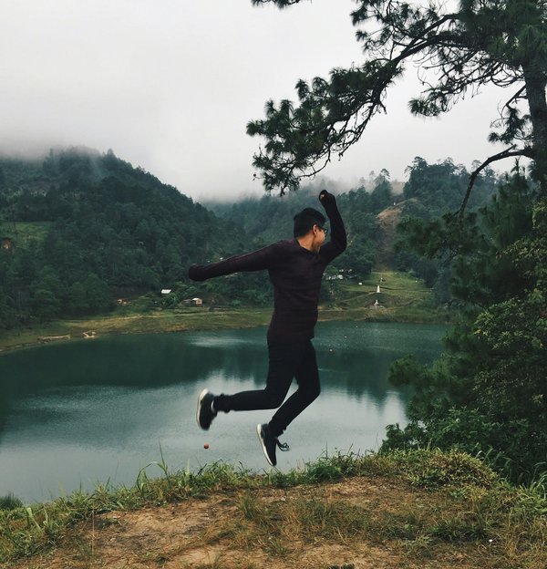 Quels chalets en Norvège proposent des cours de pêche sur glace et des randonnées en raquettes à neige?